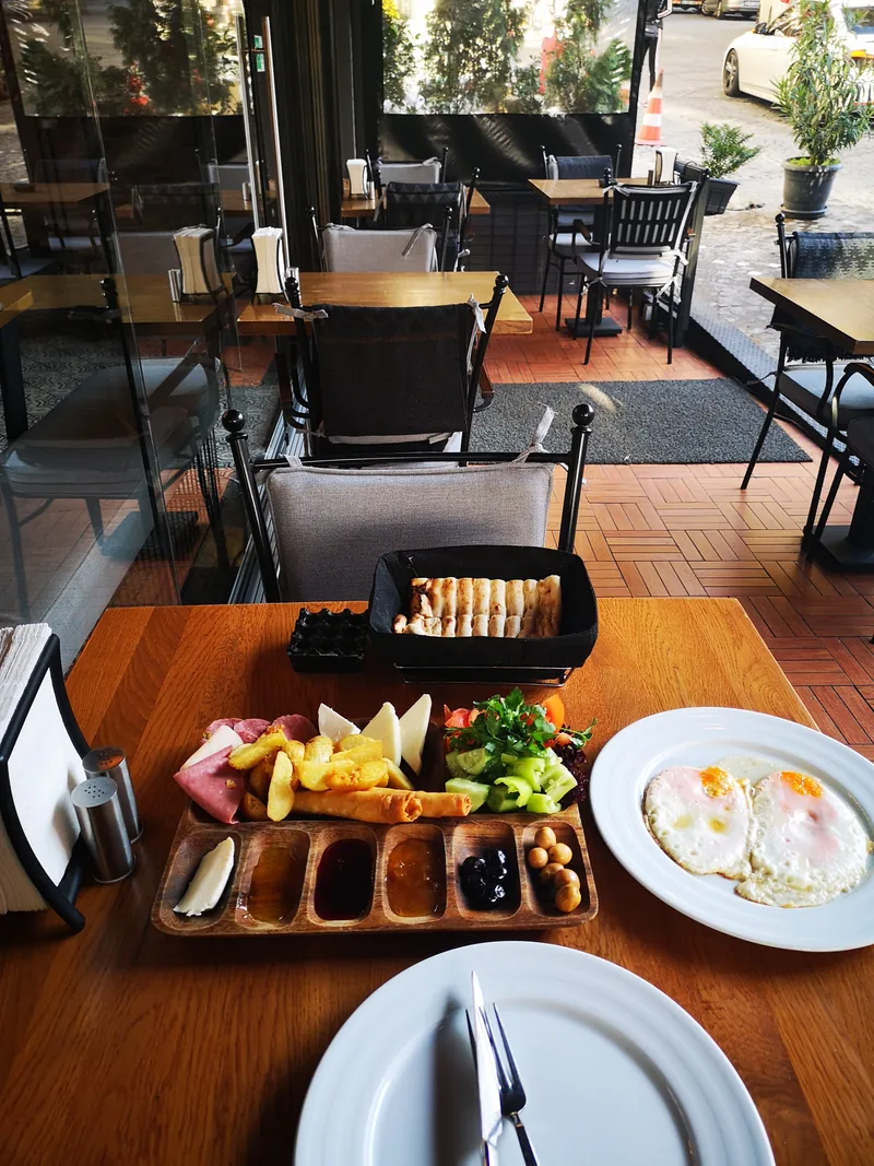 Mivan Restaurant & Cafe 3